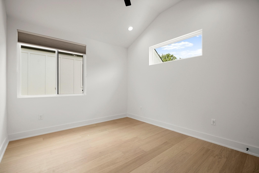 913 Capitol Ct - Photo 17