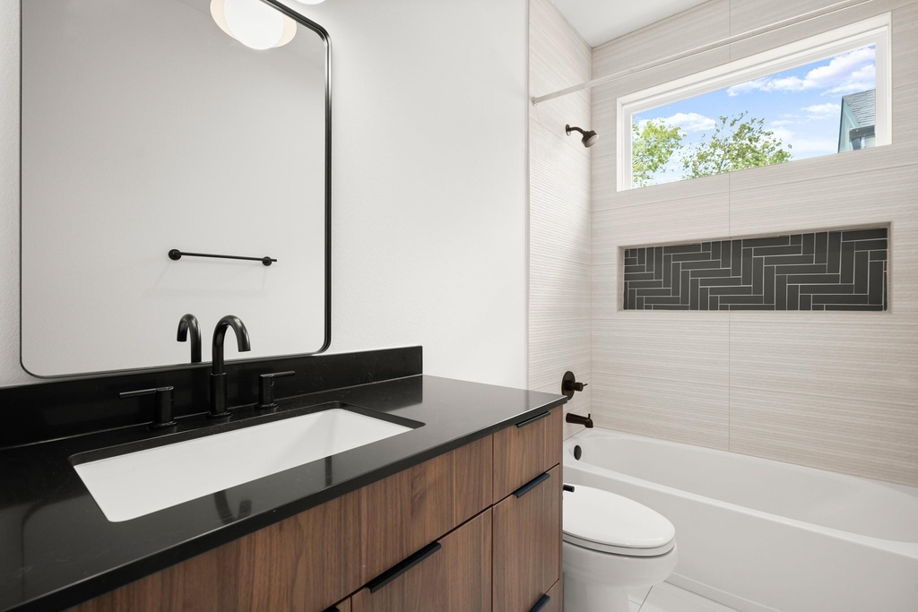 913 Capitol Ct - Photo 18