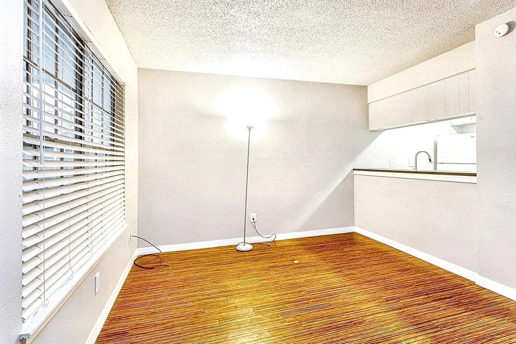 4007 Avenue C - Photo 2