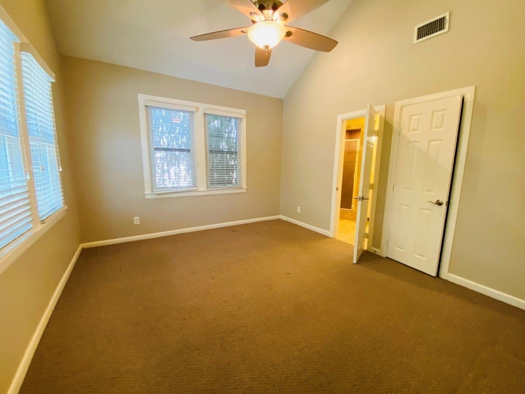 521 E Live Oak St - Photo 13