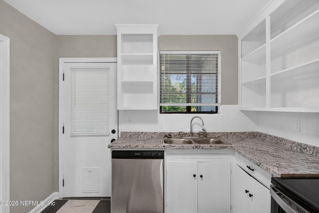 6338 Mercer Circle W - Photo 13
