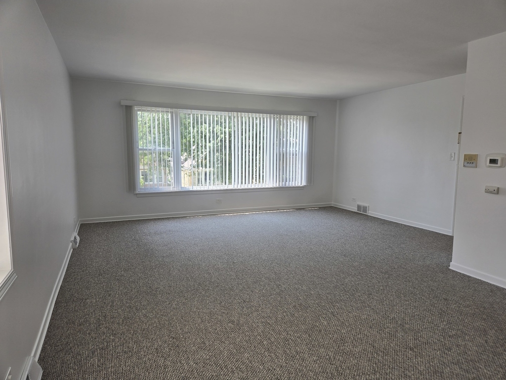 6039 N Artesian Avenue - Photo 2
