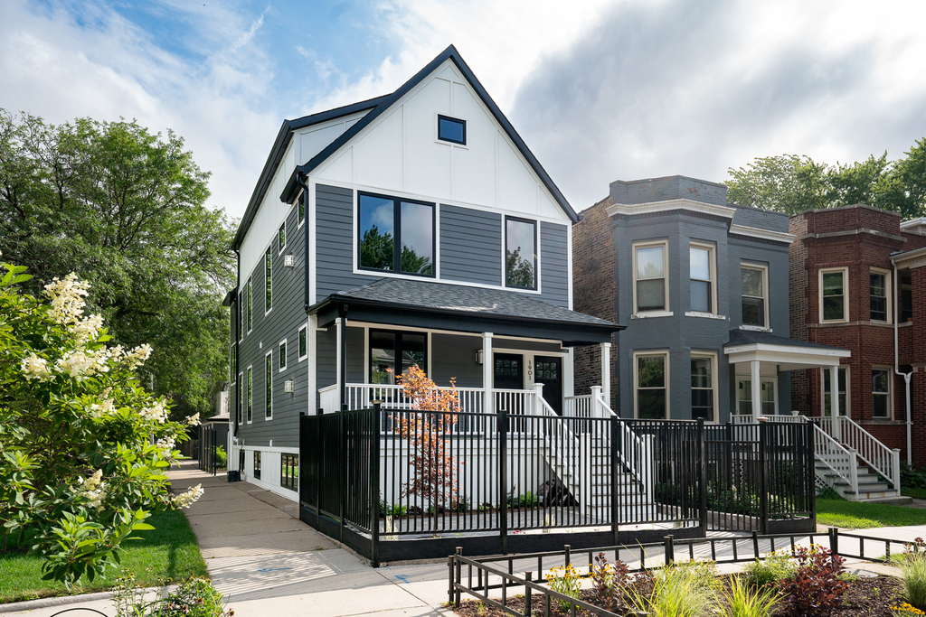 1901 W Berwyn Avenue - Photo 0