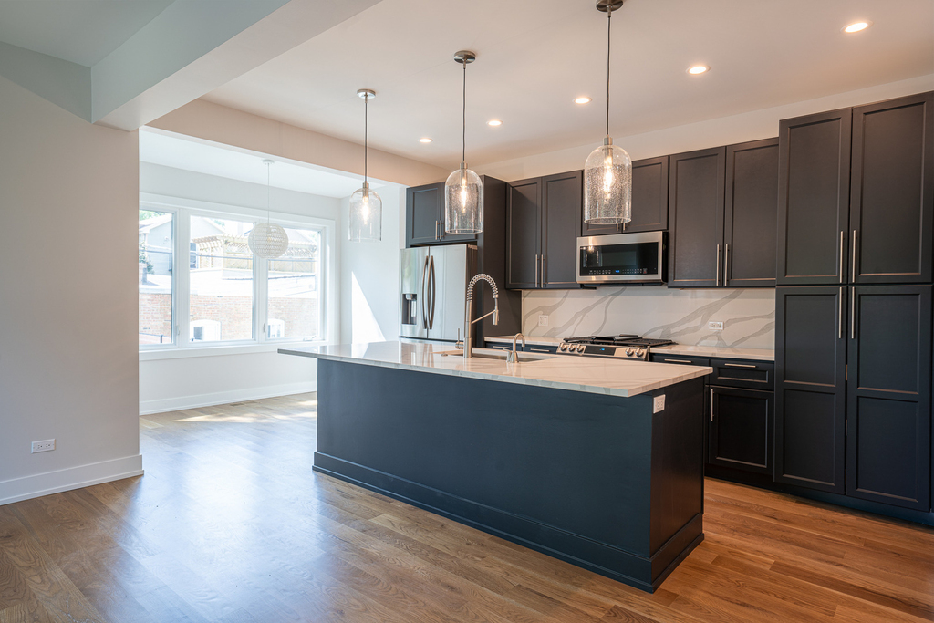 1901 W Berwyn Avenue - Photo 1