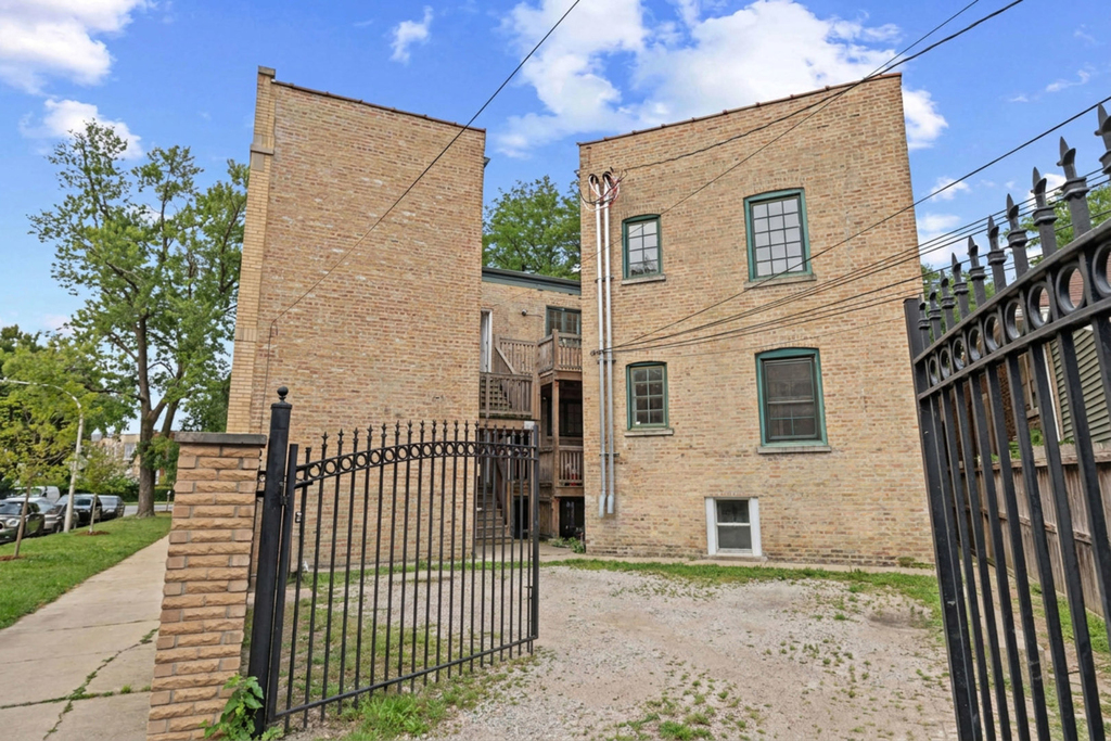 3107 N Harding Avenue - Photo 2