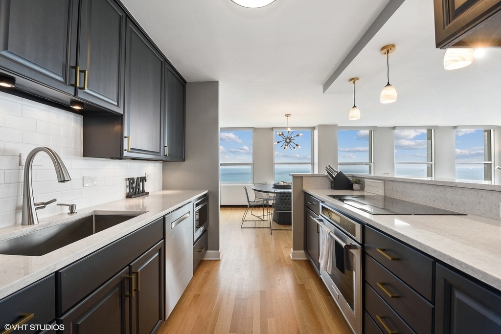 2626 N Lakeview Avenue - Photo 3