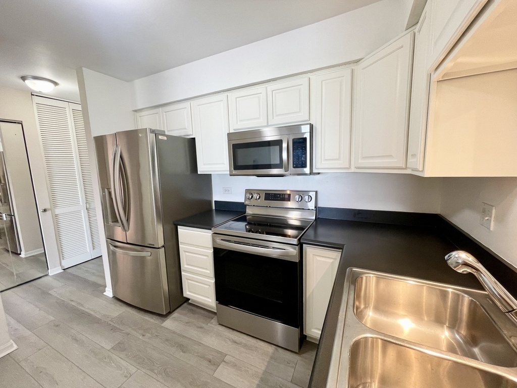 725 W Huntington Commons Road - Photo 2
