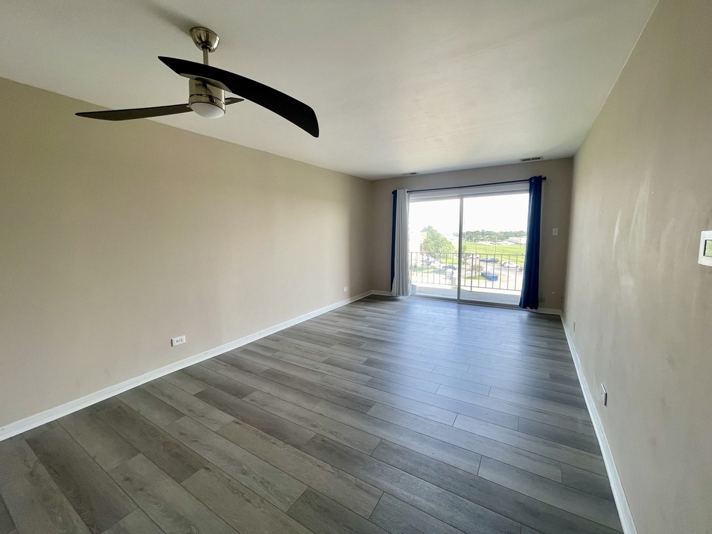 725 W Huntington Commons Road - Photo 8