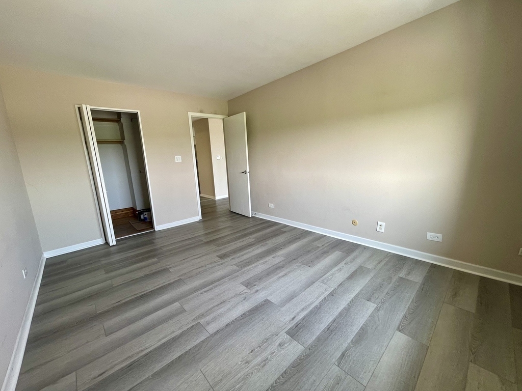 725 W Huntington Commons Road - Photo 10