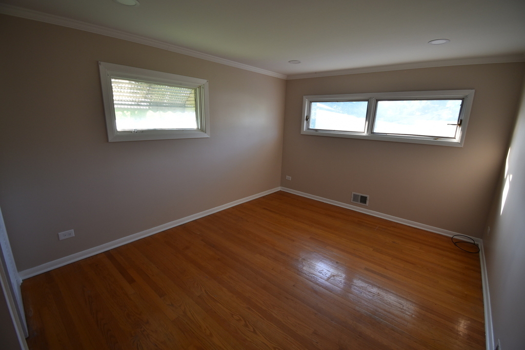 907 S Elmhurst Road - Photo 2