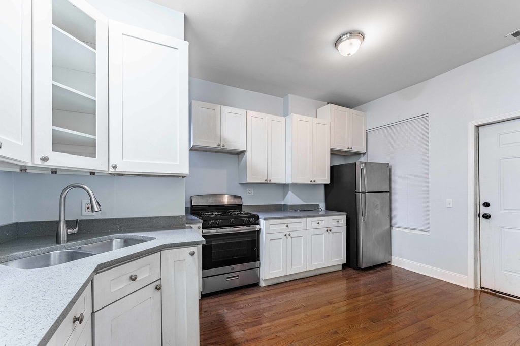1529 S Homan Avenue - Photo 1