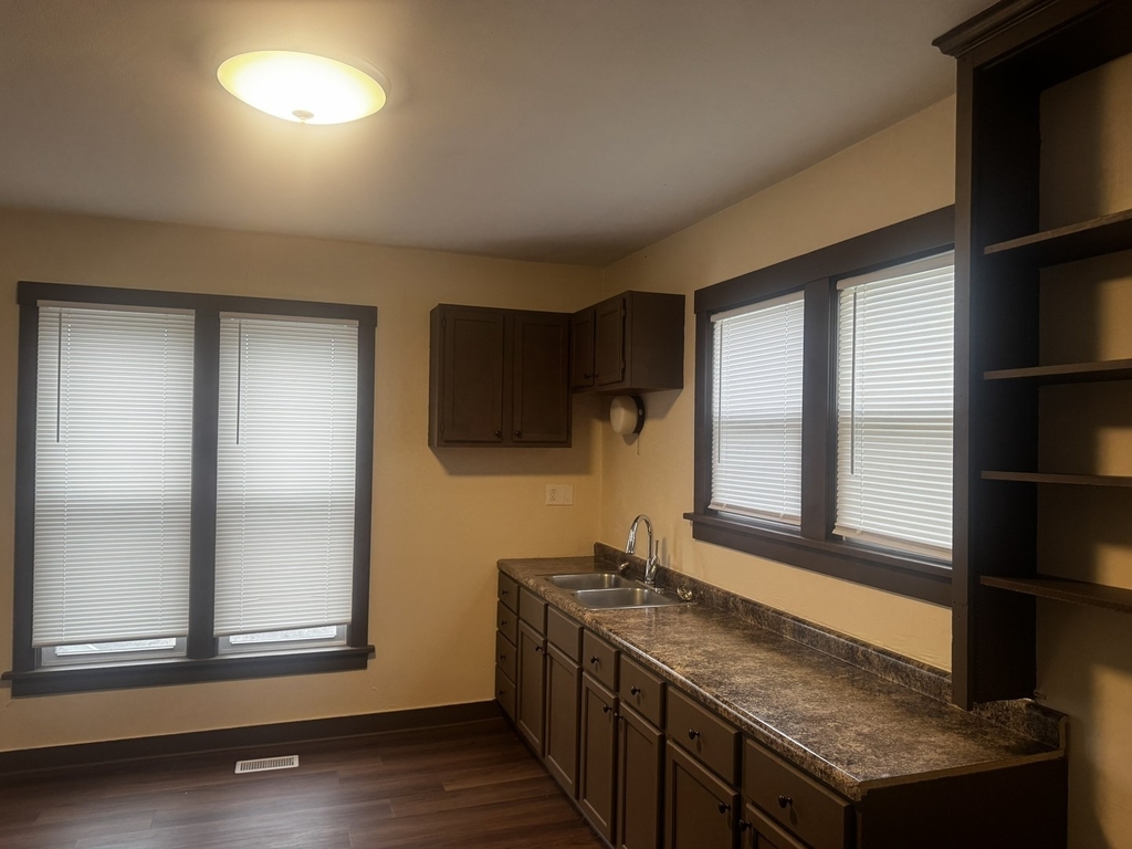 105 University Street - Photo 13