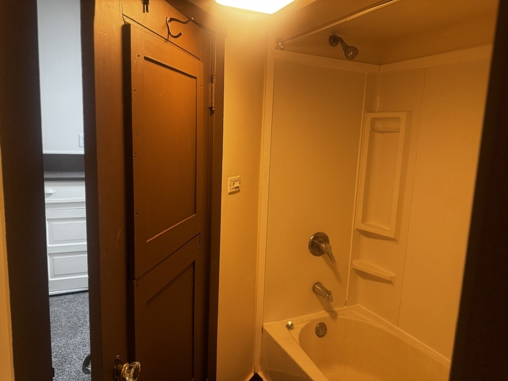 105 University Street - Photo 7