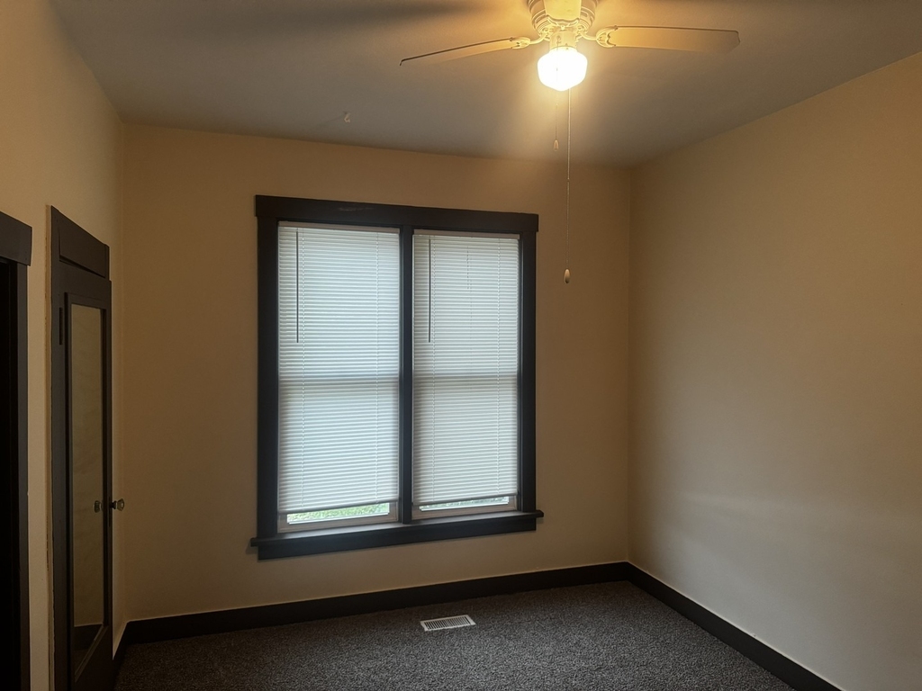 105 University Street - Photo 3
