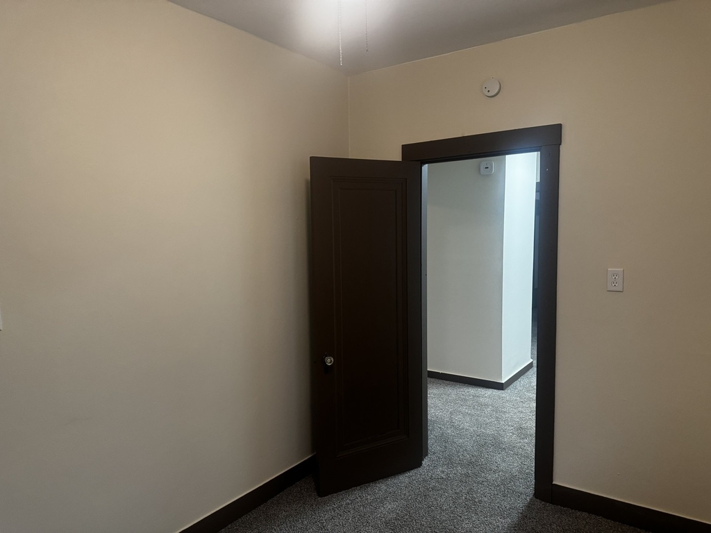 105 University Street - Photo 11