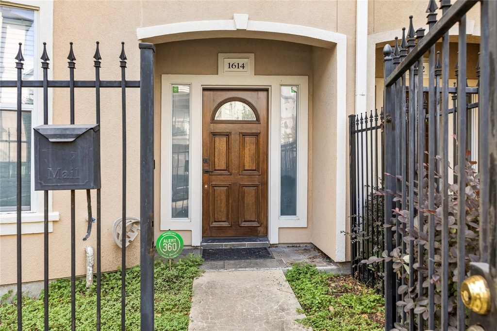 1614 Stuart Street - Photo 2