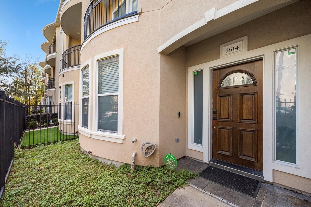 1614 Stuart Street - Photo 3