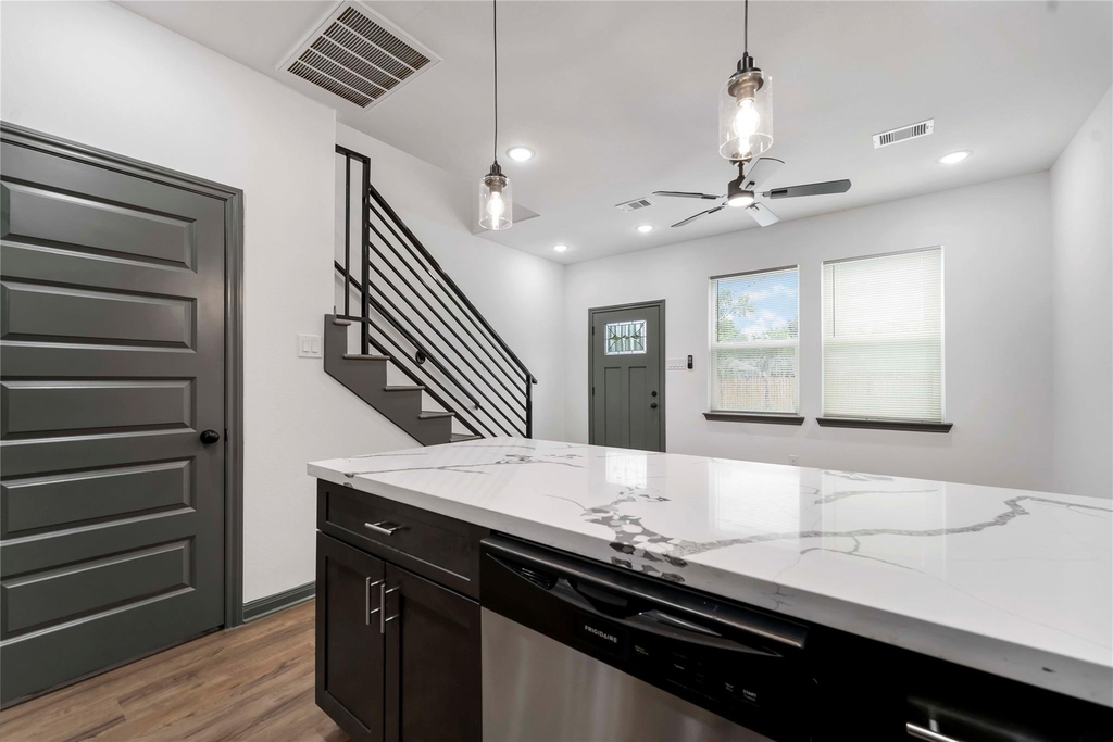 7987 Chateau Street - Photo 8