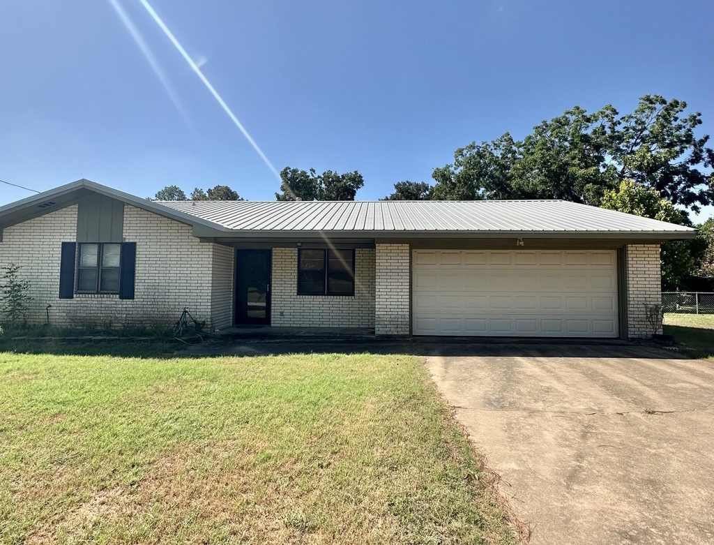 1204 E Stone - Photo 0