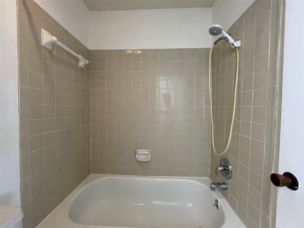 3909 Tanglewilde Street - Photo 7