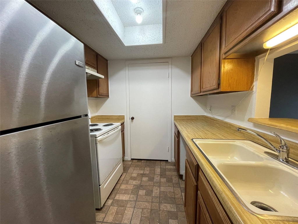 3909 Tanglewilde Street - Photo 2