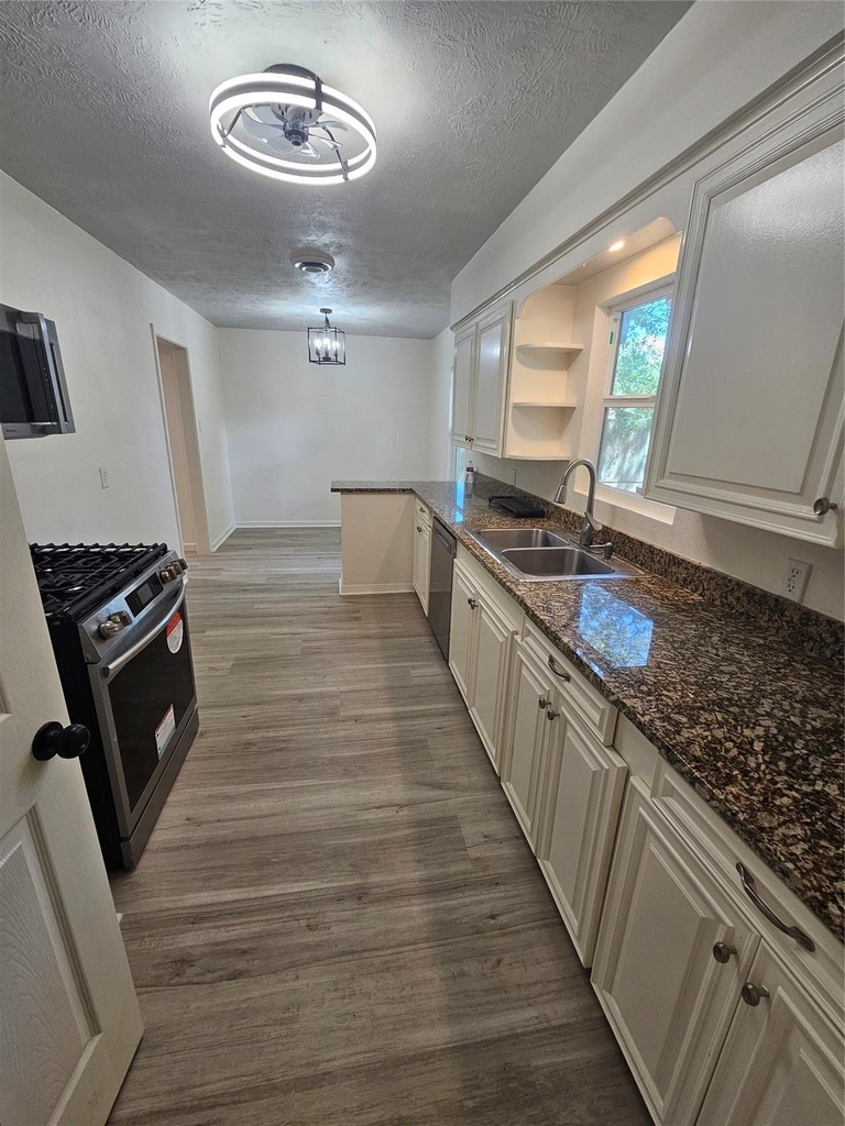 3016 Lincoln Street - Photo 2