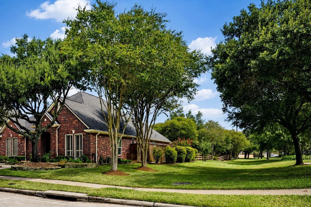 16415 Burham Park Drive - Photo 2