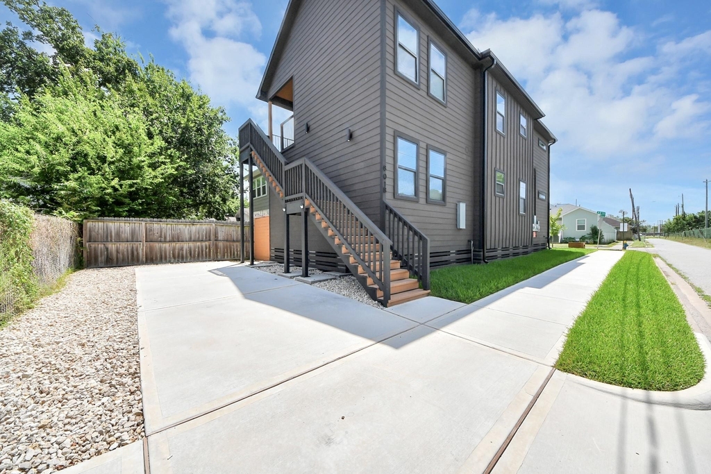 801 E 32nd 1/2 Street - Photo 38