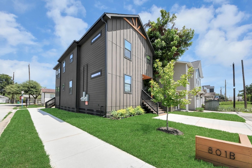801 E 32nd 1/2 Street - Photo 39