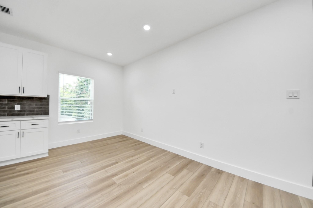 801 E 32nd 1/2 Street - Photo 22