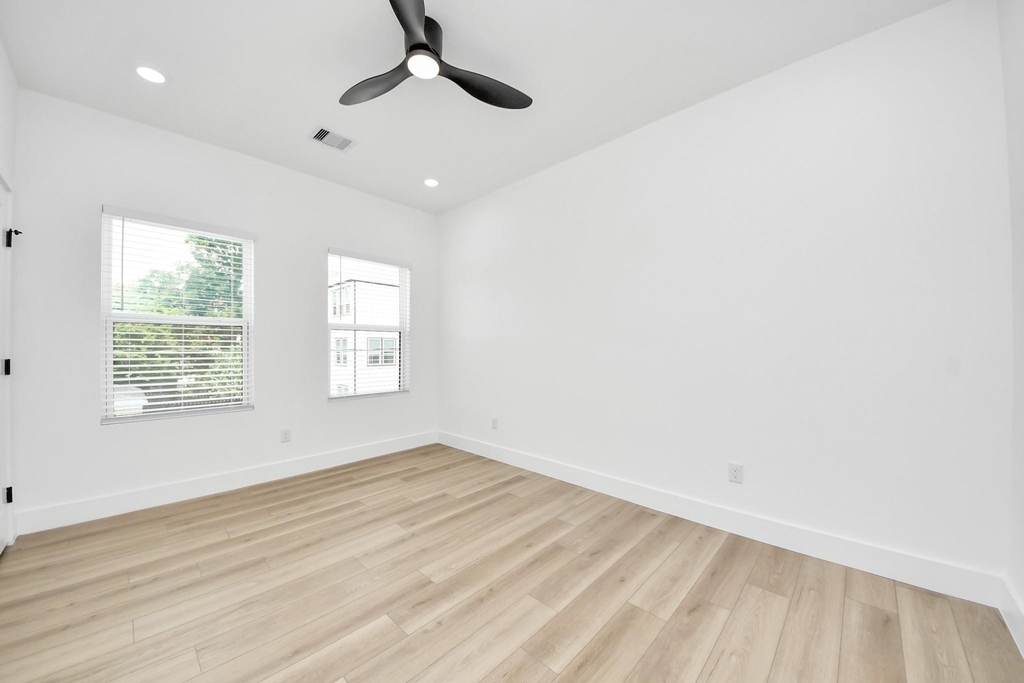 801 E 32nd 1/2 Street - Photo 8