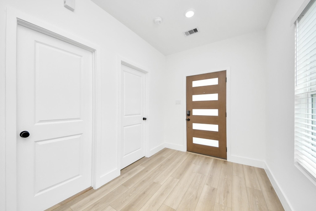 801 E 32nd 1/2 Street - Photo 5