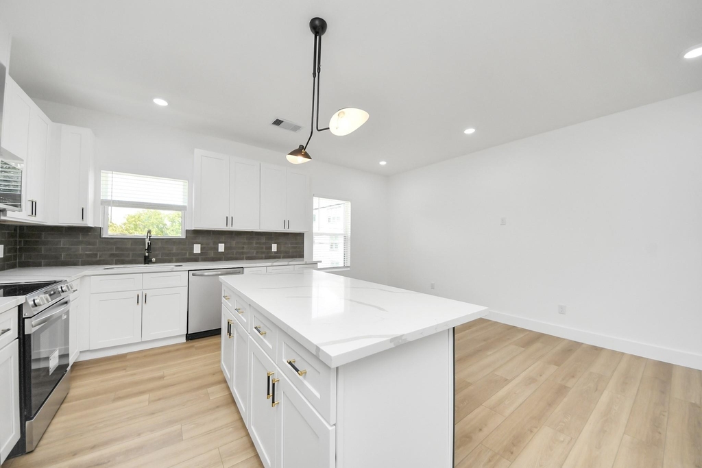 801 E 32nd 1/2 Street - Photo 17