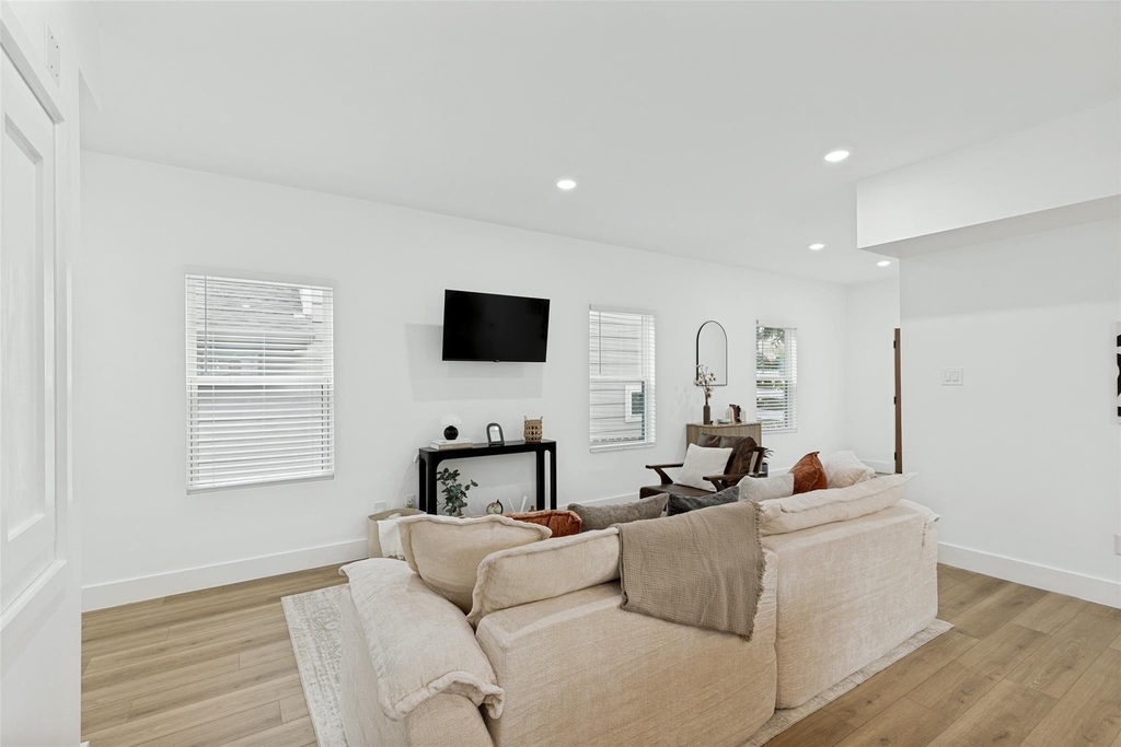 801 E 32nd 1/2 Street - Photo 16