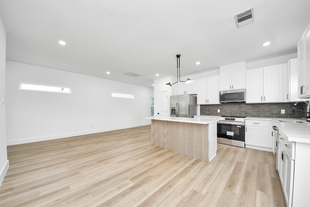 801 E 32nd 1/2 Street - Photo 21