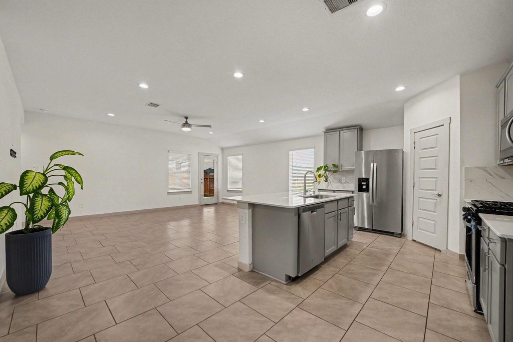 4002 Itzle Island Court - Photo 8