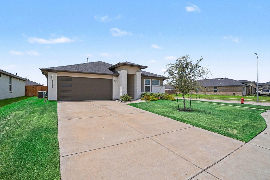 4002 Itzle Island Court - Photo 0