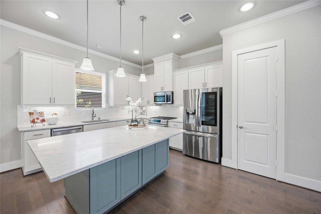 420 W 28th Street - Photo 3