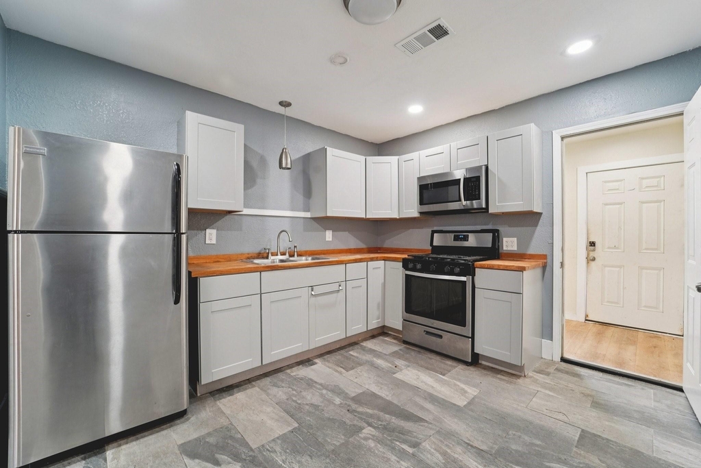 5224 Bernardo De Galvez - Photo 2