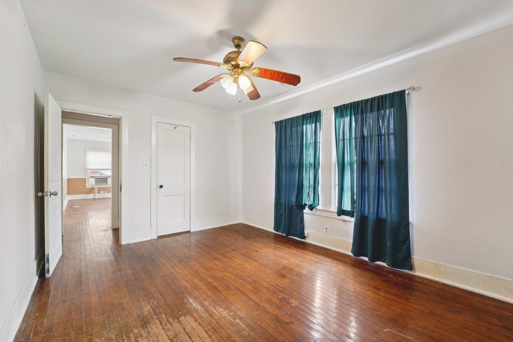 5224 Bernardo De Galvez - Photo 3