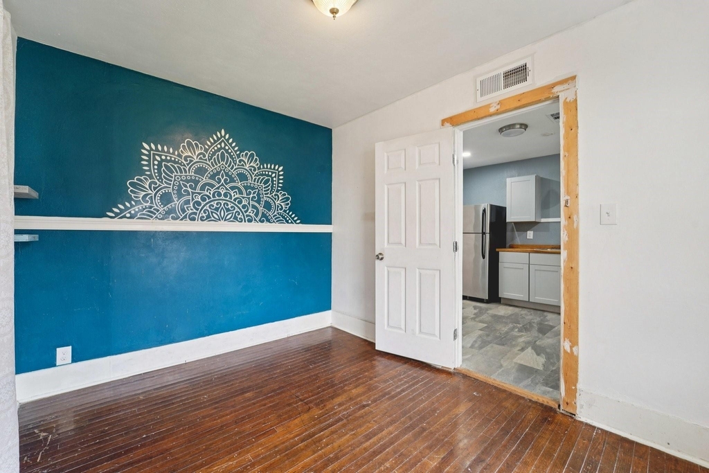 5224 Bernardo De Galvez - Photo 9