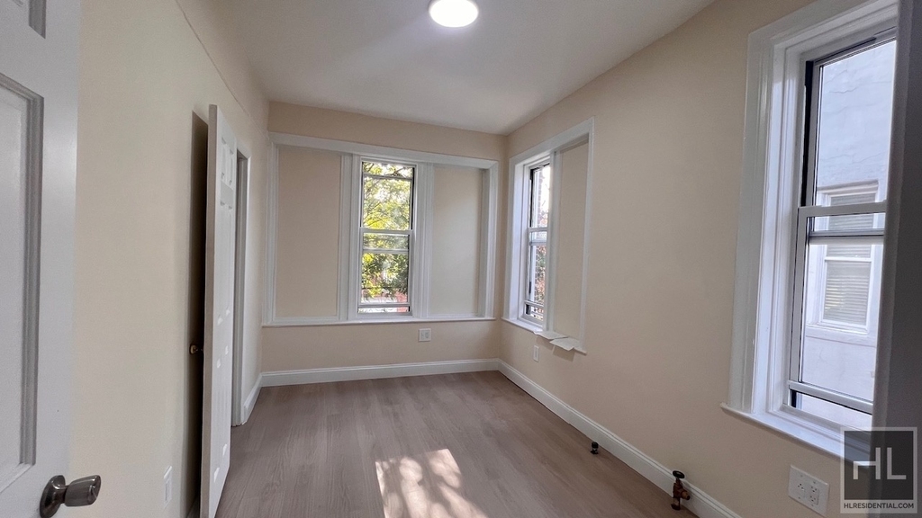 317 East 49 Street - Photo 4