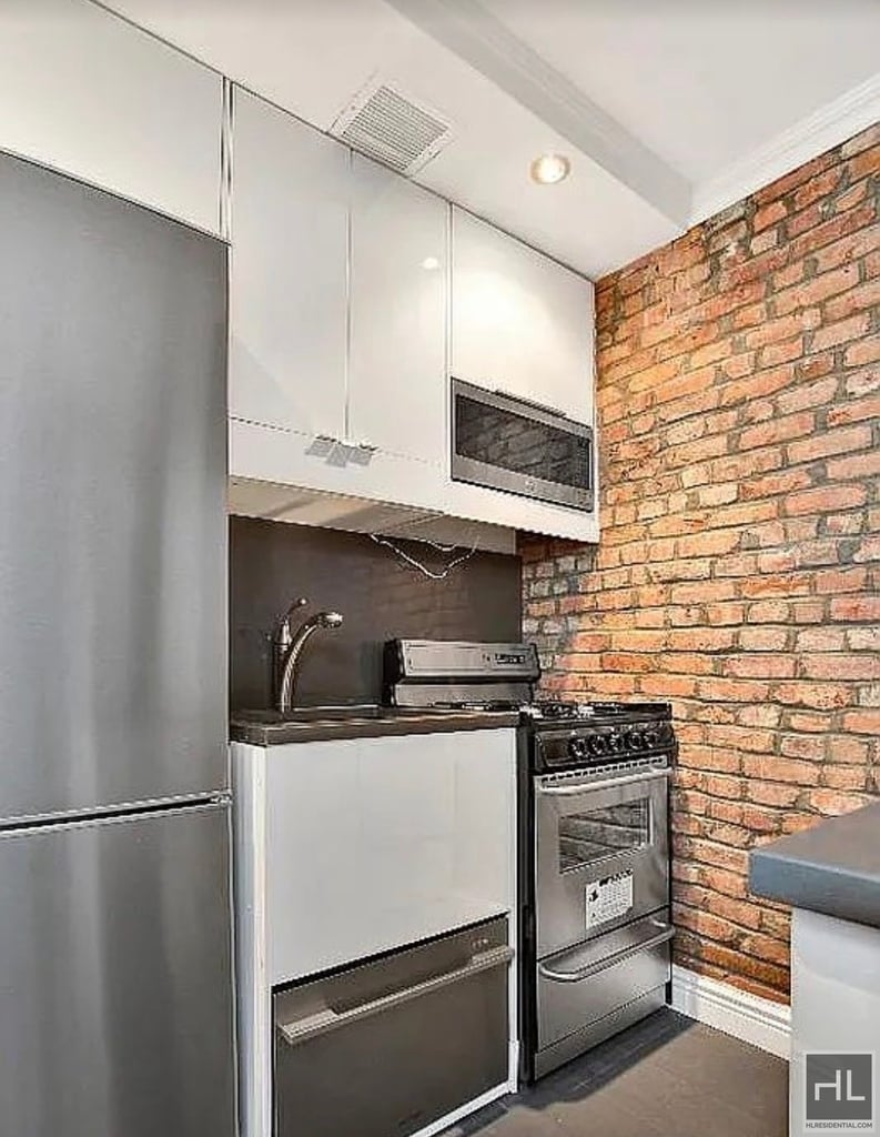 East 5 Street - Photo 3