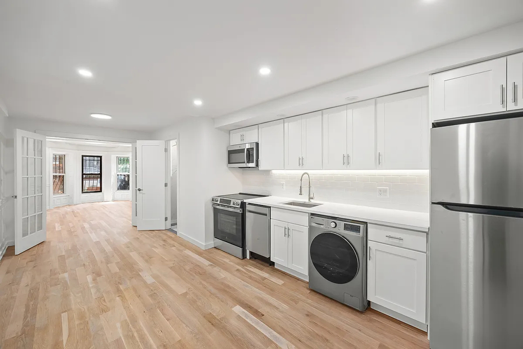 75 Bainbridge Street - Photo 2