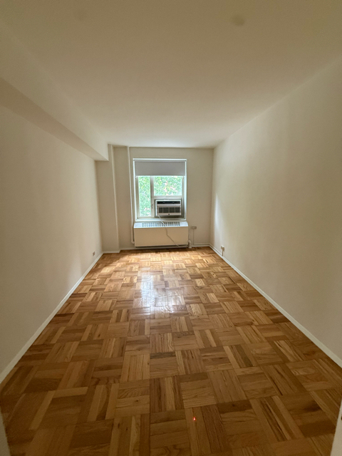 410 East 16th Street - Photo 5