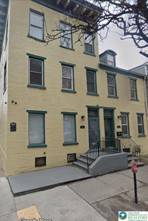 926 W Walnut Street - Photo 0