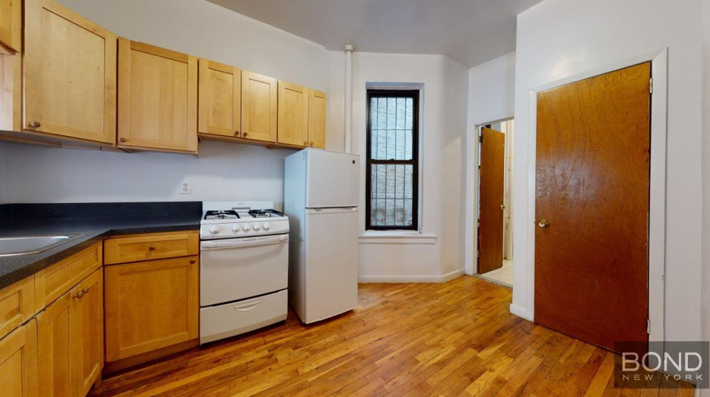 East 90th Street - Photo 5