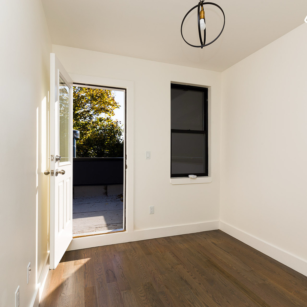 828 St Johns Place - Photo 4