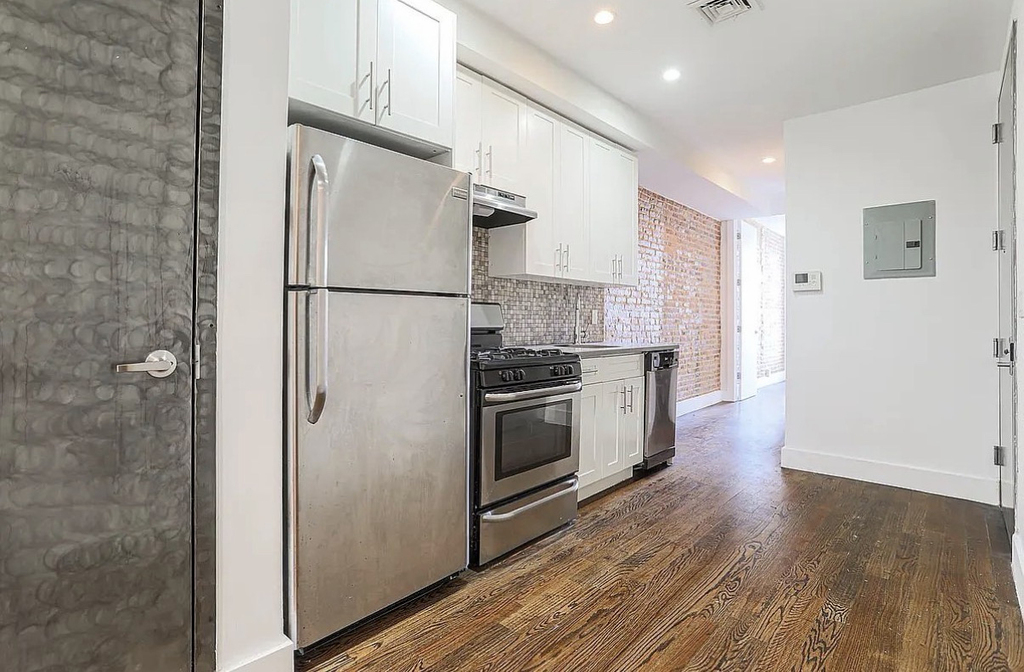 558 Kosciuszko Street - Photo 0