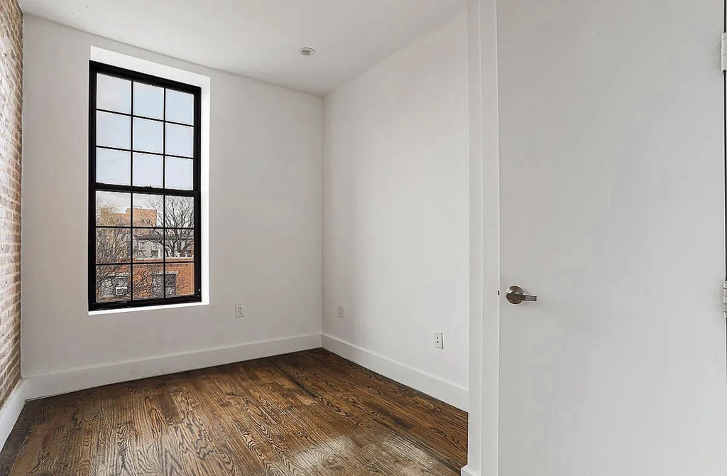 558 Kosciuszko Street - Photo 3